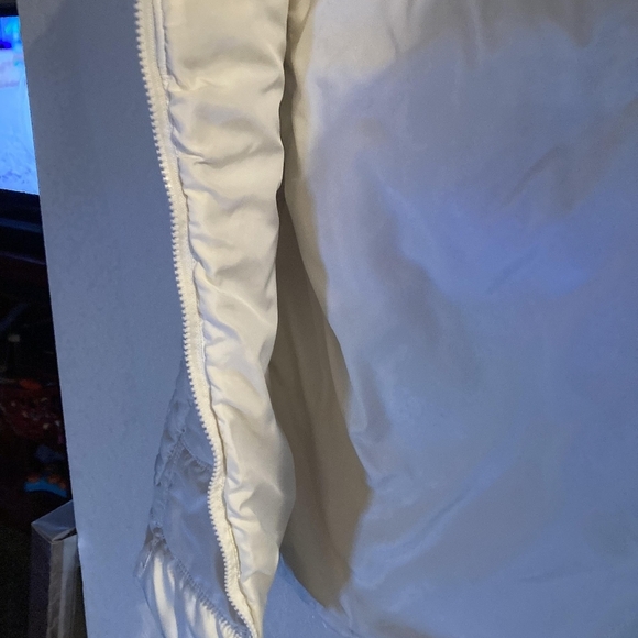White puffer vest with hood. Zip up front with pockets by Areopostale - Picture 8 of 11